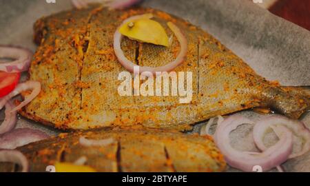 Pomfret noir avec grill indien prêt au masala Banque D'Images