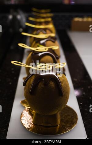 Divers types de gâteaux, tarte, mousse, tartes à vendre dans la boulangerie ou pâtisserie, concept de luxe gastronomique pour la barre de bonbons. Joyeux anniversaire de nombreuses tranches de dess Banque D'Images