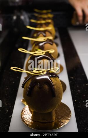 Divers types de gâteaux, tarte, mousse, tartes à vendre dans la boulangerie ou pâtisserie, concept de luxe gastronomique pour la barre de bonbons. Joyeux anniversaire de nombreuses tranches de dess Banque D'Images