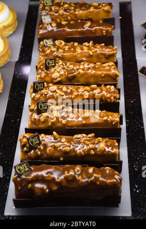 Divers types de gâteaux, tarte, mousse, tartes à vendre dans la boulangerie ou pâtisserie, concept de luxe gastronomique pour la barre de bonbons. Joyeux anniversaire de nombreuses tranches de dess Banque D'Images