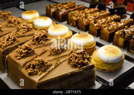 Divers types de gâteaux, tarte, mousse, tartes à vendre dans la boulangerie ou pâtisserie, concept de luxe gastronomique pour la barre de bonbons. Joyeux anniversaire de nombreuses tranches de dess Banque D'Images