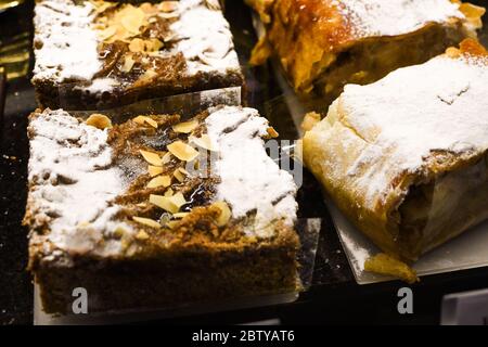 Divers types de gâteaux, tarte, mousse, tartes à vendre dans la boulangerie ou pâtisserie, concept de luxe gastronomique pour la barre de bonbons. Joyeux anniversaire de nombreuses tranches de dess Banque D'Images