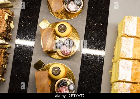 Divers types de gâteaux, tarte, mousse, tartes à vendre dans la boulangerie ou pâtisserie, concept de luxe gastronomique pour la barre de bonbons. Joyeux anniversaire de nombreuses tranches de dess Banque D'Images