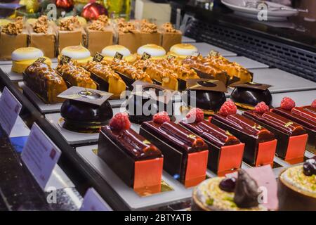 Divers types de gâteaux, tarte, mousse, tartes à vendre dans la boulangerie ou pâtisserie, concept de luxe gastronomique pour la barre de bonbons. Joyeux anniversaire de nombreuses tranches de dess Banque D'Images