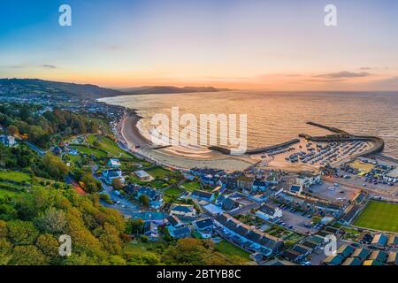 La Cobb et plage de Lyme Regis, dans le Dorset, Angleterre, Royaume-Uni, Europe Banque D'Images