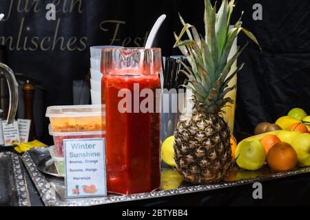 Sélection de plats en libre-service buffet petit-déjeuner continental, buffet restauration ou brunch, jus de fruits frais dans un hôtel o Banque D'Images