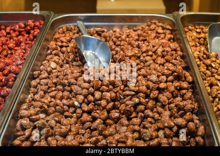 Arachides caramélisées enrobées de sucre en vente sur le marché de Noël à Vienne, Autriche. Banque D'Images