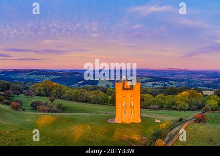 Broadway Tower au sommet de Fish Hill illuminé au lever du soleil, Broadway, Worcestershire, Angleterre, Royaume-Uni, Europe Banque D'Images