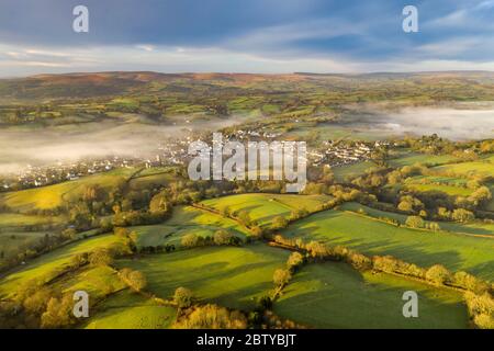 vue aérienne par drone de campagne vallonnée entourant le village de Moretonhamstead en hiver, Devon, Angleterre, Royaume-Uni, Europe Banque D'Images