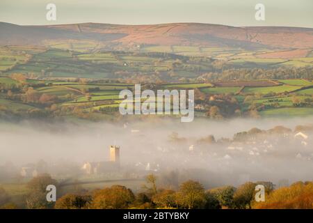 Vue matinale d'hiver brumeuse vers l'église et le village de Dartmoor de Moretonhampstead, Devon, Angleterre, Royaume-Uni, Europe Banque D'Images