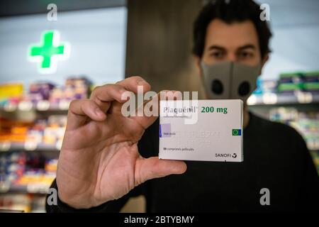 Paris, France. 29 avril 2020. Un pharmacien présente une boîte de Plaquenil (hydroxychloroquine) dans une pharmacie à Paris, France, le 29 avril 2020. La France a interdit mercredi l'utilisation du médicament antipaludique hydroxychloroquine pour traiter les patients souffrant de formes sévères de COVID-19, la maladie causée par le nouveau coronavirus. Crédit: Aurélien Morissard/Xinhua/Alay Live News Banque D'Images