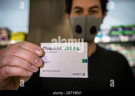 Paris, France. 29 avril 2020. Un pharmacien présente une boîte de Plaquenil (hydroxychloroquine) dans une pharmacie à Paris, France, le 29 avril 2020. La France a interdit mercredi l'utilisation du médicament antipaludique hydroxychloroquine pour traiter les patients souffrant de formes sévères de COVID-19, la maladie causée par le nouveau coronavirus. Crédit: Aurélien Morissard/Xinhua/Alay Live News Banque D'Images