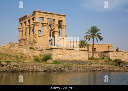 Kiosque de Trajan en premier plan, Temple d'Isis, site du patrimoine mondial de l'UNESCO, Ile de Philé, Assouan, Nubie, Egypte, Afrique du Nord, Afrique Banque D'Images