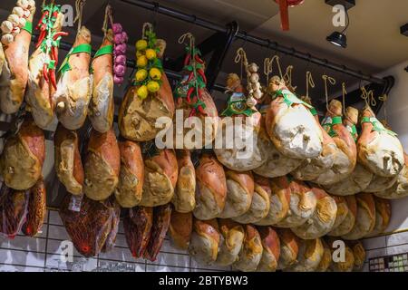 Prosciutto nationale jambon traditionnel ou speck, branche de porc entière fumée et non coupée, accrochée au plafond dans un restaurant italien. Épicé et g Banque D'Images