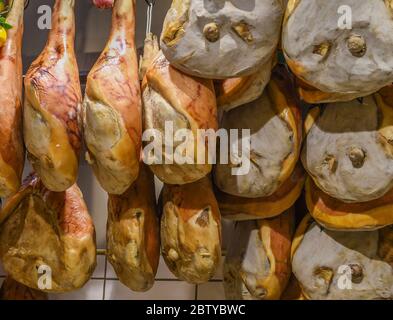 Prosciutto nationale jambon traditionnel ou speck, branche de porc entière fumée et non coupée, accrochée au plafond dans un restaurant italien. Épicé et g Banque D'Images