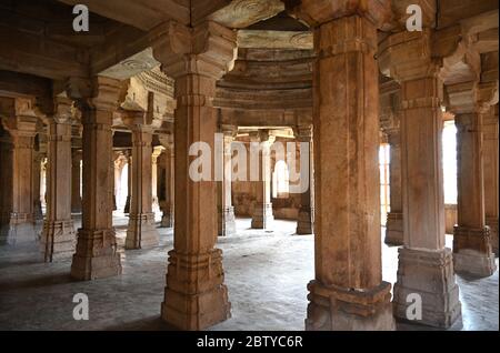 Salle de prière au pilori à l'intérieur de la Mosquée Sahar ki Masjid du XVe siècle, site classé au patrimoine mondial de l'UNESCO, Parc archéologique de Champaner-Pavagadh, Gujarat, Inde, A Banque D'Images