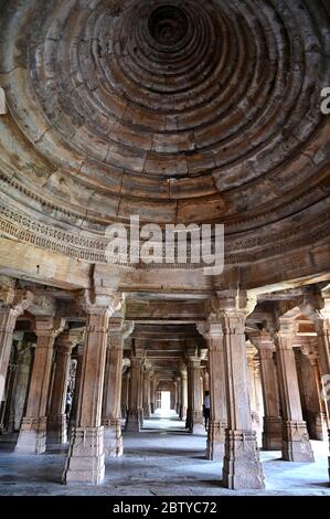 Plafond central en dôme dans la salle de prière, Mosquée Sahar ki Masjid, site du patrimoine mondial de l'UNESCO, Champaner, Gujarat, Inde, Asie Banque D'Images