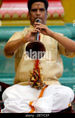 Musicien jouant un Nadaswaram, un instrument de vent indien traditionnel, Temple hindou Sri Mahamariamman, Kuala Lumpur. Malaisie, Asie du Sud-est, Asie Banque D'Images