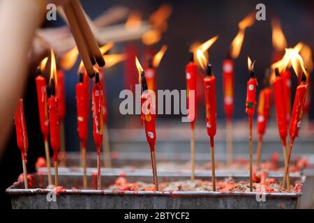 Homme chinois brûlant de l'encens et priant pour un avenir prospère, Temple chinois taoïste Guan Di, Kuala Lumpur, Malaisie, Asie du Sud-est, Asie Banque D'Images