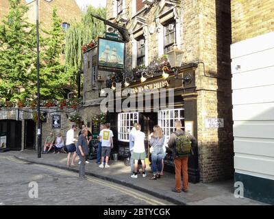 Clients se tenant à l'extérieur de la perspective de Whitby - une maison publique historique sur les rives de la Tamise à Wapping à Tower Hamlets, Londres, Royaume-Uni Banque D'Images