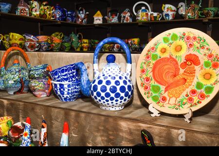 Assiettes en porcelaine de couleur faites à la main pour la vente pendant le festival Banque D'Images