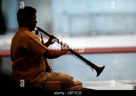 Musicien jouant un Nadaswaram, un instrument de vent indien traditionnel, Temple hindou Sri Mahamariamman, Kuala Lumpur. Malaisie, Asie du Sud-est, Asie Banque D'Images