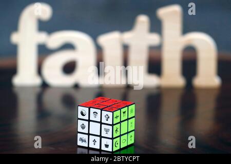 Lettres en bois formant le mot FOI et le cube de Rubik avec des symboles religieux, concept de dialogue interreligieux et interreligieux, Vietnam, Indochine, Sud Banque D'Images