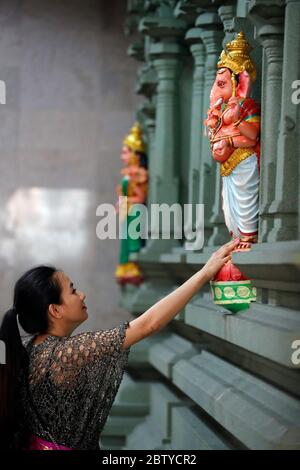 Femme priant à la déité hindoue Ganesh, Temple hindou Sri Mahamariamman, Kuala Lumpur, Malaisie, Asie du Sud-est, Asie Banque D'Images