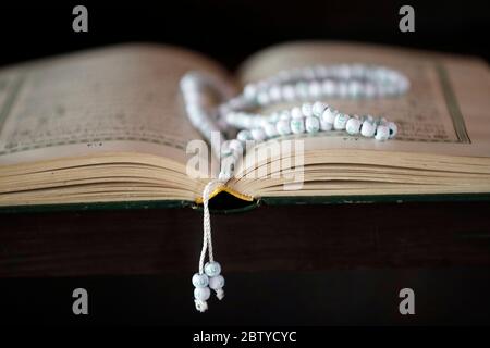 Perles de prière ouvertes Quran et islamique (misbaha), Mosquée Putra (Masjid Putra), Putrajaya, Malaisie, Asie du Sud-est, Asie Banque D'Images