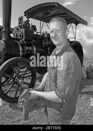 Steam Roller Driver, Ingénieur, avec BE8739, Cheshire Steam Fair, Daresbury, Warrington, Cheshire, Angleterre, Royaume-Uni, WA4 Banque D'Images