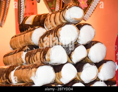 Schaumrollen, ou Schillerlocken, sont une confestion autrichienne. Ils se composent d'un cône ou d'un tube de pâte, souvent rempli de crème fouettée ou de meringue. FO Banque D'Images