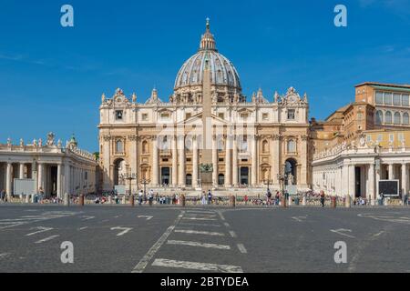 Vue sur l'ancienne basilique de San Pietro au Vatican, symbole de la religion catholique, site classé au patrimoine mondial de l'UNESCO, Rome, Latium, Italie, Europe Banque D'Images