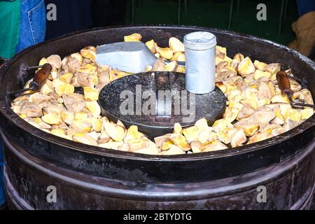 Kaiserschmarrn ou Kaiserschmarren est un dessert sucré qui tire son nom de l'empereur autrichien Franz Joseph I, qui a été très friand de ce genre de f Banque D'Images