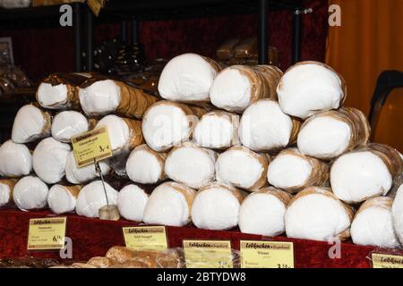 Schaumrollen, ou Schillerlocken, sont une confestion autrichienne. Ils se composent d'un cône ou d'un tube de pâte, souvent rempli de crème fouettée ou de meringue. FO Banque D'Images