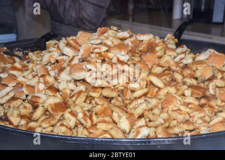 Kaiserschmarrn ou Kaiserschmarren est un dessert sucré qui tire son nom de l'empereur autrichien Franz Joseph I, qui a été très friand de ce genre de f Banque D'Images