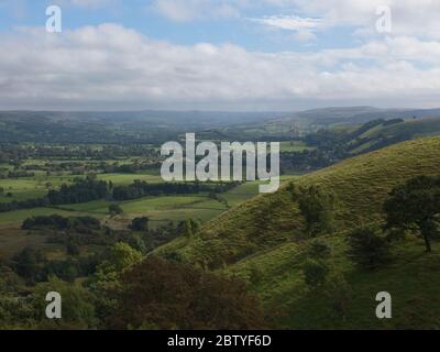 Vue sur la vallée de l'espoir avec les travaux de ciment Breedon Hope de MAM Tor, parc national de Peak District Banque D'Images