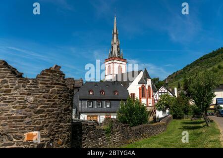 Die katholische Pfarrkirche St. Martin und Stadtmauer im Ortsteil Ediger, Ediger-Eller, Rheinland-Pfalz, Deutschland | Paroisse catholique de Saint Martin Banque D'Images