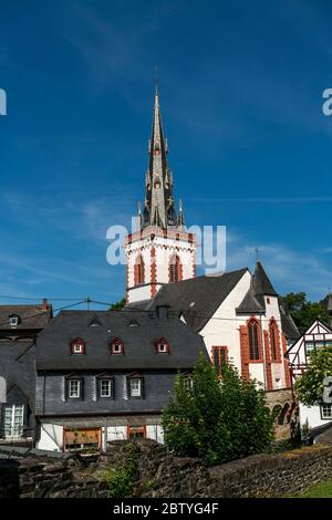 Die katholische Pfarrkirche St. Martin im Ortsteil Ediger, Ediger-Eller, Rheinland-Pfalz, Deutschland | Église paroissiale catholique de Saint Martin à EDIG Banque D'Images