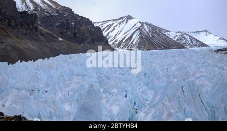 Camp de base du Mont Qomolangma. 20 mai 2020. Photo prise le 20 mai 2020 montre une vue sur le glacier de Rongbuk est sur le mont Qomolangma. Crédit: Jigme Dorje/Xinhua/Alay Live News Banque D'Images