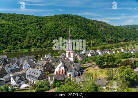 Die katholische Pfarrkirche St. Martin im Ortsteil Ediger, Ediger-Eller, Rheinland-Pfalz, Deutschland | Église paroissiale catholique de Saint Martin à EDIG Banque D'Images