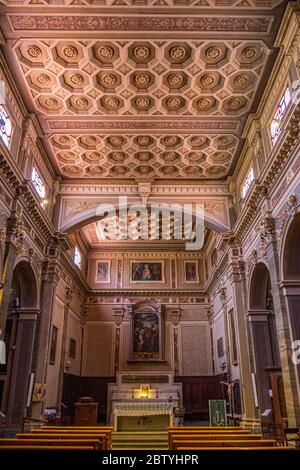 Alba, Piémont, Italie - 17 juin 2017 : vue interne du plafond de l'église San Giovanni dans la ville historique d'Alba Banque D'Images