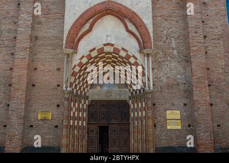 Alba, Piémont, Italie - 17 juin 2017 : porte d'entrée de l'église San Domenico dans la ville historique d'Alba Banque D'Images