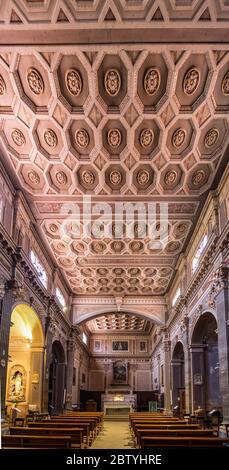 Alba, Piémont, Italie - 17 juin 2017 : vue interne du plafond de l'église San Giovanni dans la ville historique d'Alba Banque D'Images