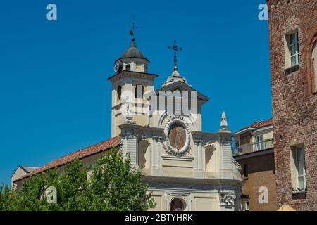 Vue extérieure sur l'église San Giovanni dans la ville historique d'Alba Banque D'Images