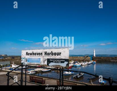 Port et phare de Newhaven avec bateaux de pêche amarrés le jour ensoleillé, Édimbourg, Écosse, Royaume-Uni Banque D'Images