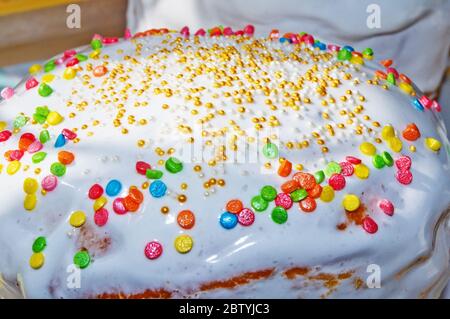 Gâteau de Pâques, décoration colorée en gros plan. Banque D'Images