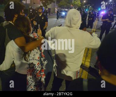 Los Angeles, États-Unis. 27 mai 2020. Plusieurs centaines de manifestants, organisés par Black Lives Matter-LA, convergent vers le centre-ville de Los Angeles le mercredi 27 mai 2020. La manifestation, qui faisait partie d'une manifestation nationale, devait montrer l'indignation face à la mort de George Floyd, un homme noir tué lundi lorsqu'un policier blanc de Minneapolis l'a cloué au sol avec son genou. Photo de Jim Ruymen/UPI crédit: UPI/Alay Live News Banque D'Images