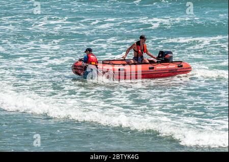 Inchydoney, West Cork, Irlande. 28 mai 2020. Le canot de sauvetage Inchydoney 'Réalt na hlnse III' se lance cet après-midi à la plage d'Inchydoney pour patrouiller la plage après l'incident d'hier où quatre nageurs mâles ont eu du mal à la plage. Le canot de sauvetage, qui est un organisme de bienfaisance enregistré et qui est un crewed par des bénévoles, est exploité de juin à septembre. Le canot de sauvetage sera en patrouille ce week-end de vacances sur la rive, car des milliers de personnes devraient affluer vers les plages de haut en bas du pays pendant le temps chaud prévu. Crédit : AG News/Alay Live News Banque D'Images