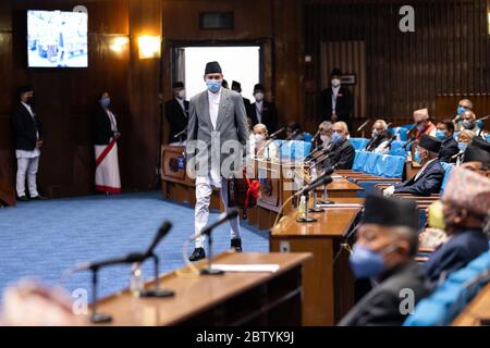 Le ministre des Finances, le Dr Yubaraj Khatiwada, vient pour la lecture du budget national au Parlement.le gouvernement du Népal dévoile un budget de 1.474 billions de RS pour l'exercice 2020-21 le 66e jour d'un confinement national imposé par le gouvernement dans le cadre de préoccupations concernant la propagation de la maladie du coronavirus. Banque D'Images