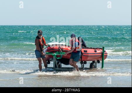 Inchydoney, West Cork, Irlande. 28 mai 2020. Le canot de sauvetage Inchydoney 'Réalt na hlnse III' atterrit cet après-midi à la plage d'Inchydoney pour patrouiller la plage après l'incident d'hier où quatre nageurs mâles ont eu du mal à la plage. Le canot de sauvetage, qui est aujourd'hui fait par l'équipe bénévole de son père et fils Tom et Grattan Neville, est un organisme de bienfaisance enregistré. Il fonctionne de juin à septembre. Le canot de sauvetage sera en patrouille ce week-end de vacances sur la rive, car des milliers de personnes devraient affluer vers les plages de haut en bas du pays pendant le temps chaud prévu. Crédit : AG News/Alay Live News Banque D'Images